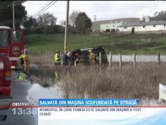 Pompierii californieni au salvat o femeie dintr-o maşină scufundată pe stradă
