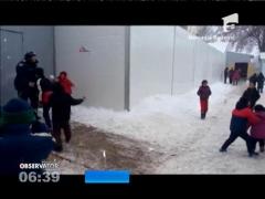 Bătaie cu bulgări între poliţişti şi copiii refugiaţilor, la granița Serbiei cu Croaţia