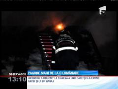 Flăcările au cuprins anexa unei case din Câmpulung Moldovenesc