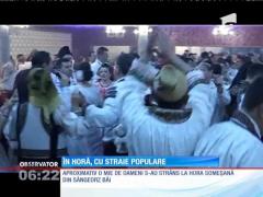Sute de români au îmbrăcat costumul popular şi au mers la horă