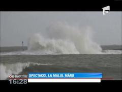 Spectacol al valurilor la malul mării
