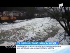 Pod pietonal din Vatra Dornei, distrus de bucăţi imense de gheaţă