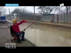 La pescuit în balta imensă cu noroi din fața casei