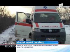 Bătrână salvată din nămeți cu ajutorul unei freze speciale