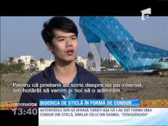 Biserica de sticlă în forma de pantof cu toc