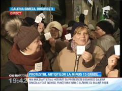 Mai mulţi artişti au ieşit să protesteze, deoarece galeria Simeza a fost închisă