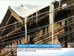 Atenție! Ţurţuri uriaşi ameninţă să se desprindă de pe marginile acoperişurilor