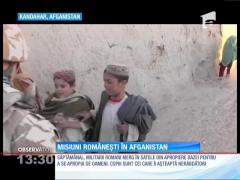 Militarii români le-au oferit dulciuri copiilor din satele aflate în apropierea bazei din Kandahar