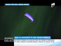 Un spaniol a zburat cu parapanta pe sub aurora boreală
