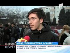 Răsturnare de situaţie în cazul dascălului din Braşov acuzat că-i umileşte pe copii la oră. Foştii lui elevi îl apără