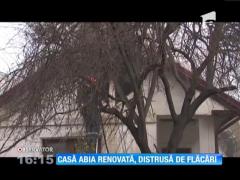 Casa abia renovată, distrusă de flăcări