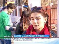 Elevii de la Colegiul Naţional Tudor Vianu își susțin profesorul de matematică
