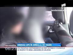 Contrabandişti prinși în timp ce vindeau o sticlă cu apă într-o cutie în care minţeau că sunt cartuşe de ţigări!