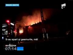 Gospodării în flăcări. Focul a distrus în totalitate locuinţele şi anexele