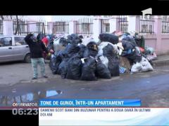 Tone de gunoi într-un apartament din Brăila. Vecinii îndură mirosul