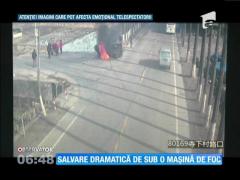 Salvată de câţiva martori, de sub mașina cuprinsă de flăcări