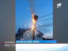 Un stâlp electric a fost cuprins de flăcări şi scântei, într-o comună din judeţul Argeş