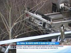 Cu TIR-ul în râpă, după ce s-a înecat cu o gură de cafea!