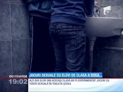 Jocuri sexuale cu elevi de clasa a II-a, în sala de sport şi toaleta băieţilor