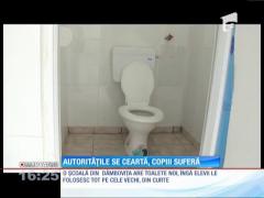 Merg la toaleta din curtea şcolii, chiar dacă în clădire există grupuri sanitare moderne