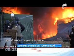 Scene violente la Calais. Poliţiştii au fost loviţi cu pietre de imigranţi