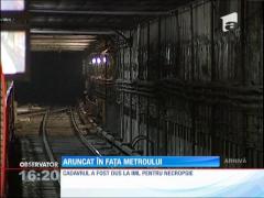 Un bărbat s-a aruncat în faţa trenului la staţia de metrou Izvor, din Capitală