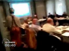 Europarlamentar atacat cu o plăcintă