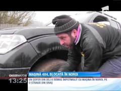 Mașină de teren, blocată în noroi