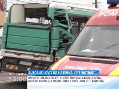 Un autobuz a fost lovit de o cisternă