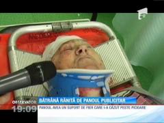 Bătrână rănită de un panou publicitar