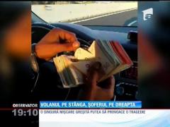 Un şofer s-a filmat în timp ce conducea cu peste 100km/h, după ce s-a mutat pe scaunul din dreapta
