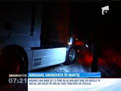 Ninsoare abundentă în martie. Trafic restricţionat pe DN13A