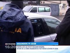 Acţiune uşor comică la Constanța! Mascații au intrat într-o maşină pe geam din cauza unei defecțiuni