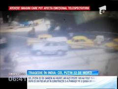 Un pod s-a prăbuşit peste o stradă plină cu maşini şi pietoni, în India. Cel puţin 22 de morți și peste 150 de răniți