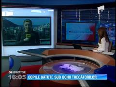 Copile snopite în bătaie sub ochii trecătorilor
