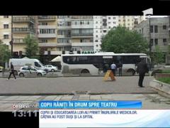 Un autocarul plin cu elevi a fost lovit de o maşină. Doi dintre copii au fost răniţi