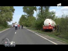 Pericol de explozie. O cisternă cu 36 de tone de combustibil s-a răsturnat pe șosea