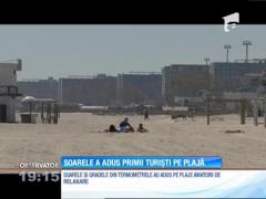 Soarele fierbinte a adus deja la mare primii turişti
