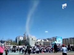 Un elev din China a fost luat pe sus de o "mini-tornadă"