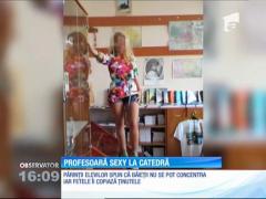 Profesoară sexy la catedră. Părinţii sunt revoltaţi