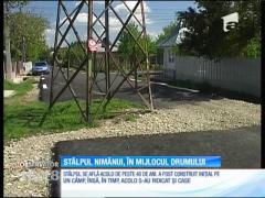 Stâlp de înaltă tensiune, în miljocul drumului!