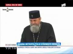 O fotografie în care Mitropolitul Ardealului urcă într-o limuzină stârneşte revoltă pe Internet