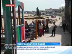 Turiștii au năpustit pe plaja din Vama Veche