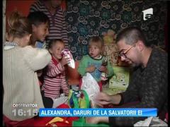 Fetiţa găsită în viaţă la 30 de ore de la dispariţie, daruri de la salvatorii ei