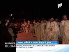 Lumina sfântă de la Mormântul lui Iisus a ajuns în toată țara
