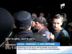 Cozi uriaşe la agheasmă. Credincioşii ortodocşi sărbătoresc "Izvorul Tămăduirii"