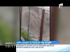 Imagini de coşmar pe o şosea inundată din Vâlcea. Un copil surprins de viitură a fost salvat în ultima clipă