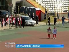 Rămas bun, Patrick Ekeng! Trupul neînsuflețit al fotbalistului, depus la Stadionul Dinamo. Imagini tulburătoare cu soţia, lângă sicriul fotbalistului