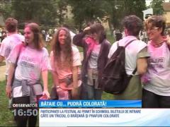 Bătaie cu pudră la Festivalul Culorilor din Oradea