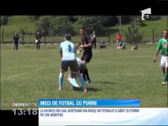 Pumni la un meci de fotbal din liga judeţeană din Argeş